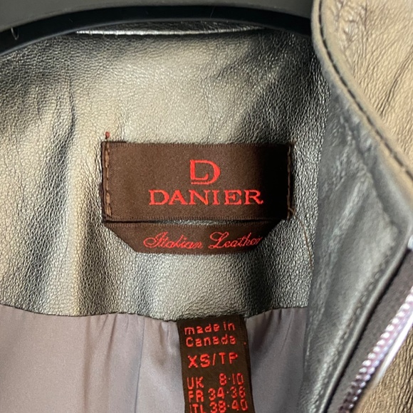 Sleek style Danier leather jacket - Picture 3 of 6